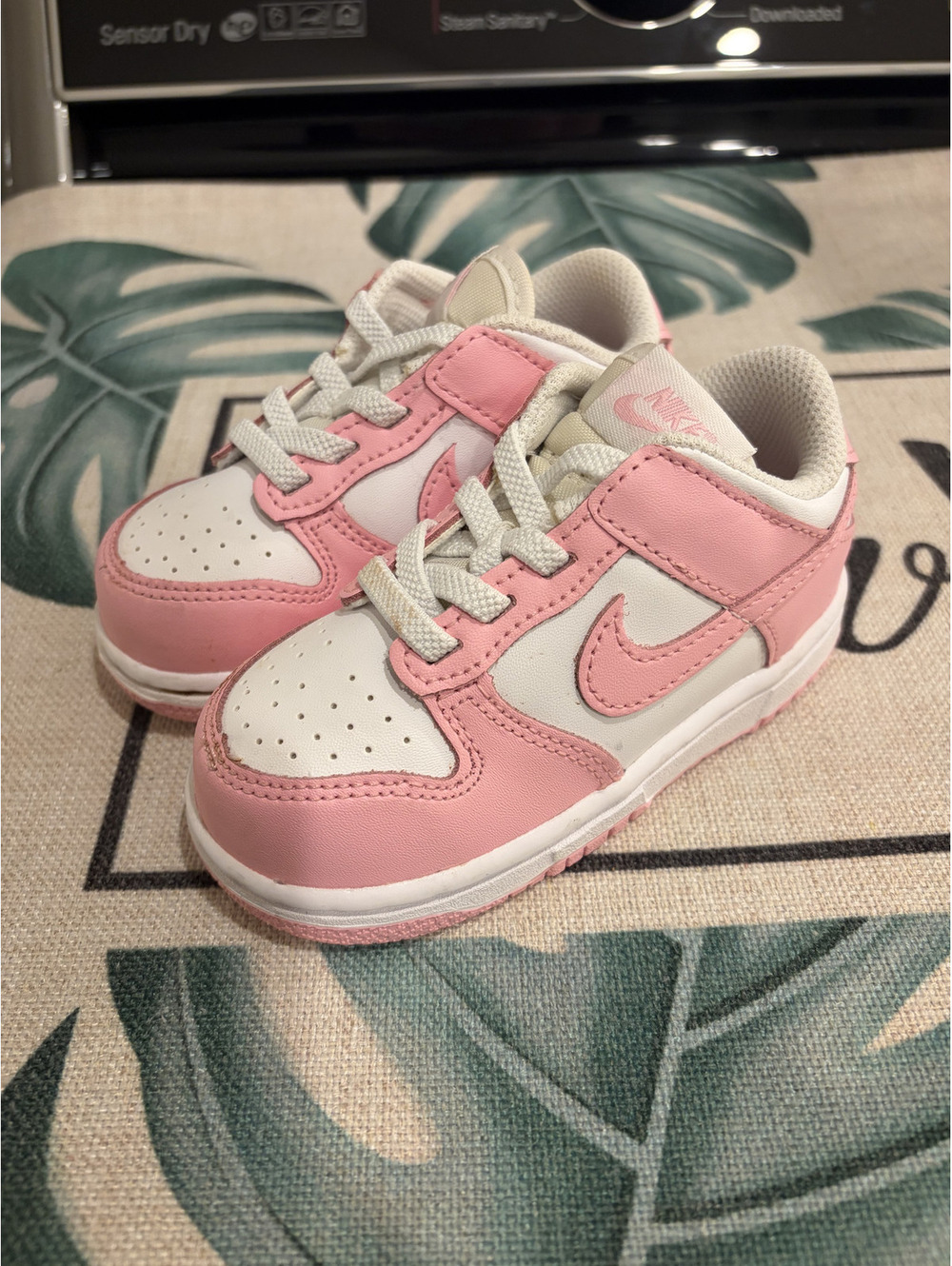 Nike Dunk Low Girls Sneakers in pink size 7C